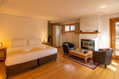 Fireplace Studio - Lakeside | In-room safe, iron/ironing board, cribs/infant beds, bed sheets