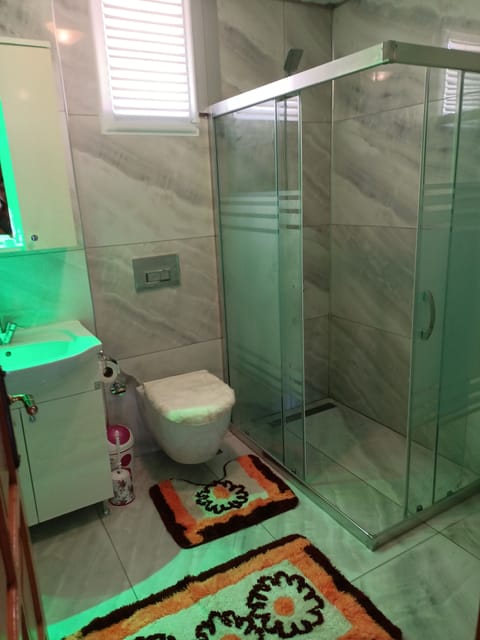 Economy Single Room, 1 Bedroom, Non Smoking | Bathroom | Shower, rainfall showerhead, hair dryer, slippers