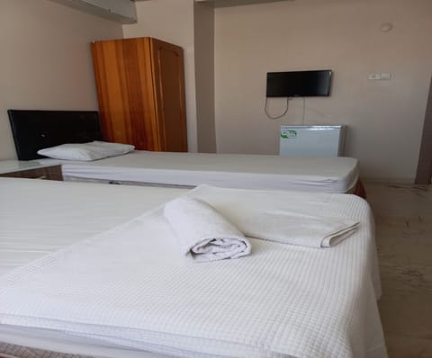 Economy Triple Room | Minibar, laptop workspace, free WiFi, bed sheets