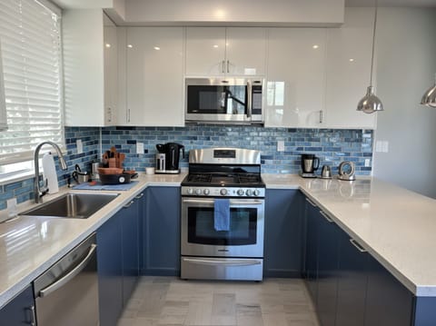 Deluxe Townhome, 3 Bedrooms | Private kitchen | Full-size fridge, oven, stovetop, dishwasher