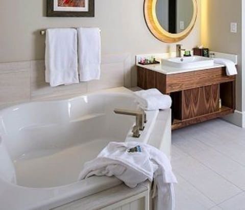 Deep soaking bathtub