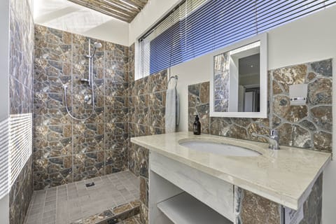 Classic Double Room, 1 King Bed | Bathroom | Shower, rainfall showerhead, hair dryer, towels