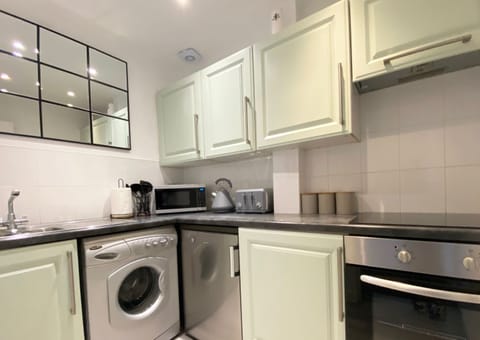 Apartment, 2 Bedrooms, Non Smoking | Private kitchen | Full-size fridge, microwave, oven, stovetop