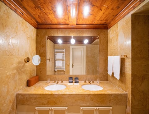 Traditional Suite | Bathroom | Hair dryer, bathrobes, slippers, bidet