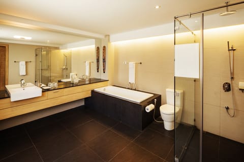 Family Suite | Bathroom | Free toiletries, hair dryer, bathrobes, slippers