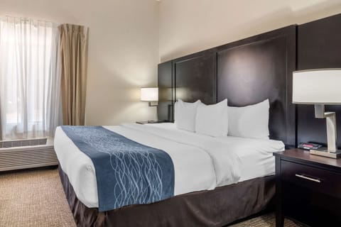 Premium bedding, in-room safe, desk, laptop workspace