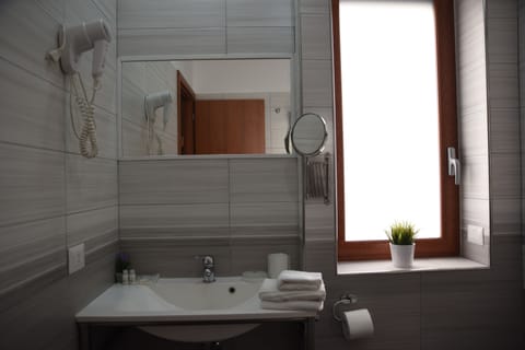 Classic Room | Bathroom | Shower, free toiletries, hair dryer, bidet