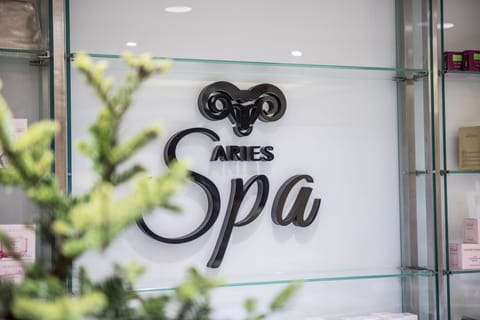 Couples treatment rooms, sauna, steam room, body treatments