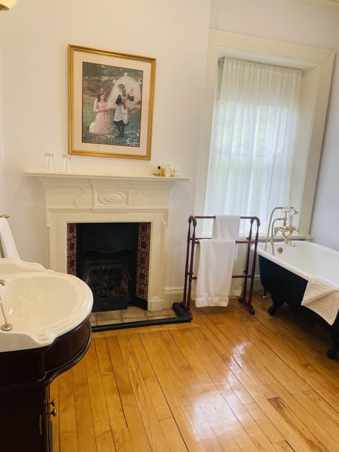 Classic Double or Twin Room | Bathroom | Slippers