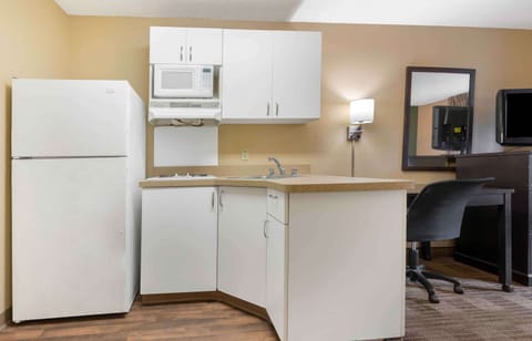Studio, 2 Double Beds, Non Smoking | Private kitchen | Full-size fridge, microwave, stovetop