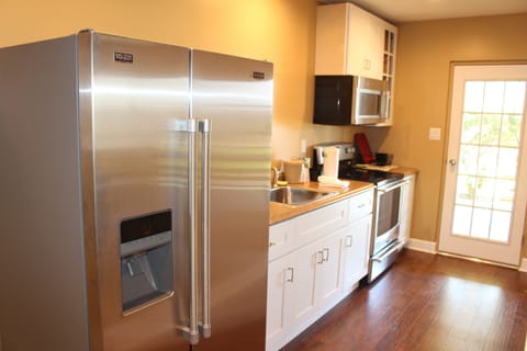 Suite, 2 Bedrooms | Private kitchen | Fridge, microwave, coffee/tea maker