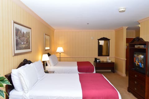 2 Queen Suite | In-room safe, desk, soundproofing, free WiFi