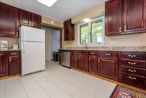 House, Multiple Beds, Jetted Tub | Private kitchen | Fridge, microwave, oven, stovetop