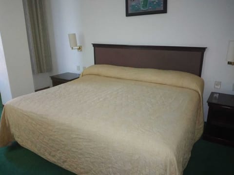 Basic Double Room | Desk, free WiFi, bed sheets