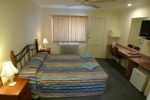 Basic Double Room, 1 Queen Bed | Desk, iron/ironing board, free WiFi, bed sheets