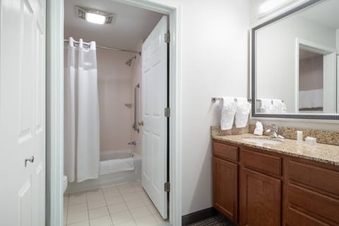 Combined shower/tub, free toiletries, hair dryer, towels