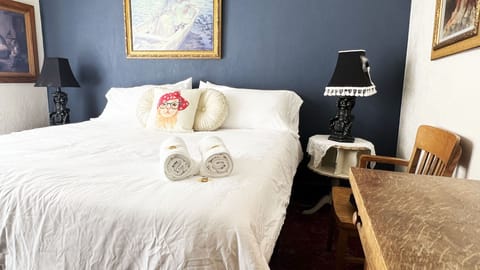 Signature Single Room, 1 King Bed | Free WiFi, bed sheets