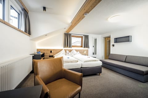 Comfort Triple Room, Private Bathroom | Bathroom | Shower, free toiletries, hair dryer, towels