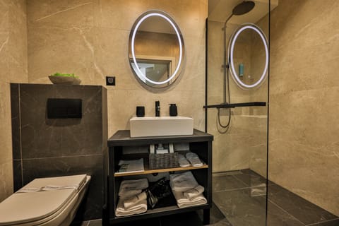 Superior Apartment | Bathroom | Free toiletries, hair dryer, bathrobes, slippers