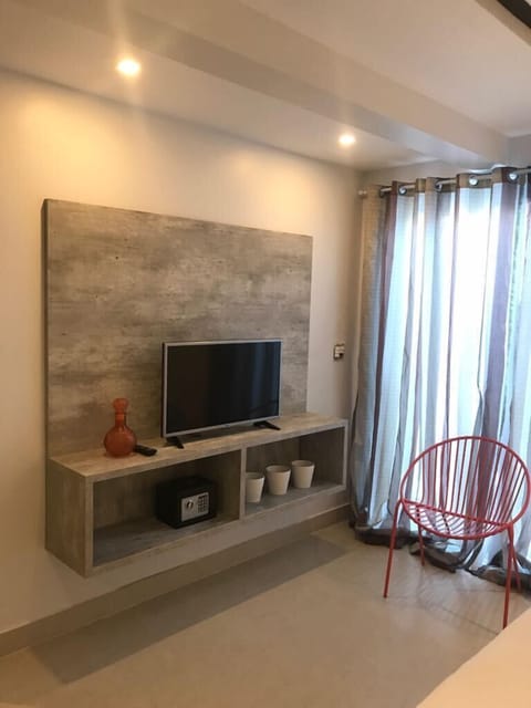 Apartamento de 2 Quartos | Living area | 32-inch flat-screen TV with cable channels, TV