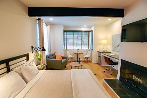 King Accessible Room | Premium bedding, iron/ironing board, free WiFi, bed sheets