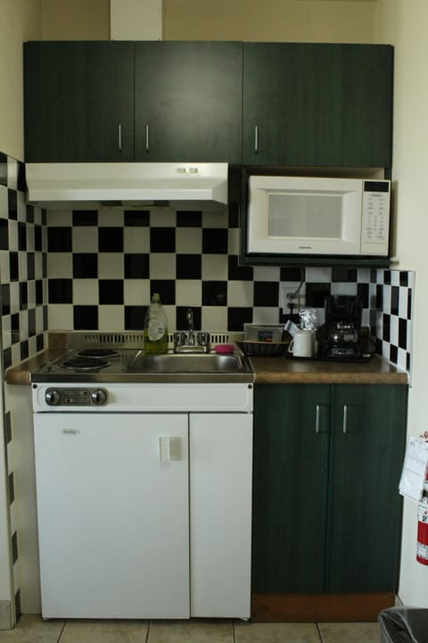 Business Suite, Kitchenette | Private kitchenette | Fridge, microwave, coffee/tea maker