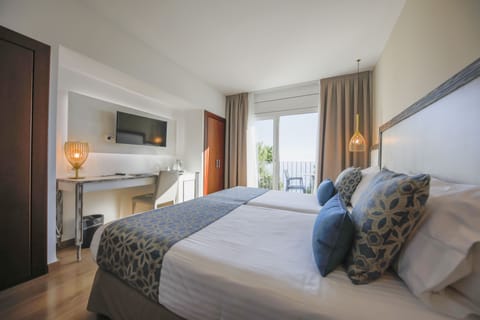 Superior Double Room, Balcony, Ocean View | Minibar, in-room safe, desk, blackout drapes