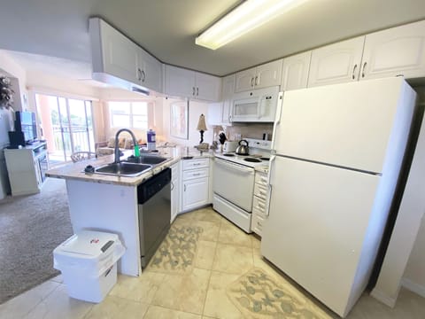 Unit 302 (SR-A) | Private kitchen | Full-size fridge, microwave, oven, stovetop