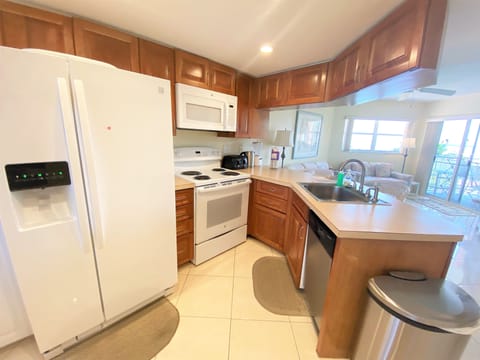 Unit 511 | Private kitchen | Full-size fridge, microwave, oven, stovetop