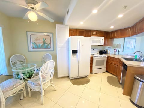 Unit 511 | Private kitchen | Full-size fridge, microwave, oven, stovetop