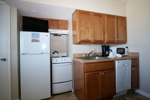 Small Studio (NW-A) | Private kitchen | Fridge, microwave, oven, stovetop