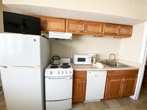 Small Studio (NW-A) | Private kitchen | Fridge, microwave, oven, stovetop