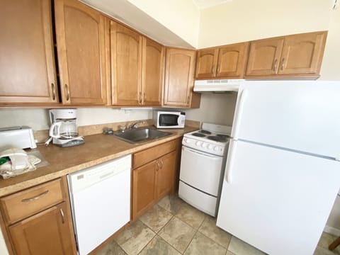 Small One bedroom (NW-C) | Private kitchen | Fridge, microwave, oven, stovetop