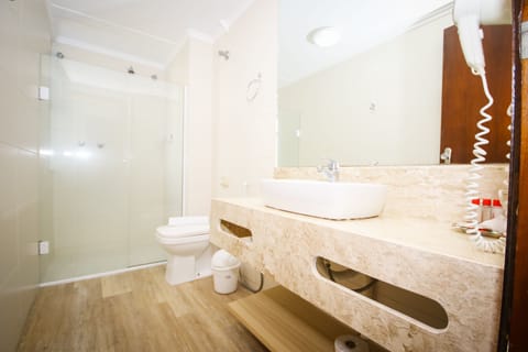 Standard Double or Twin Room | Bathroom