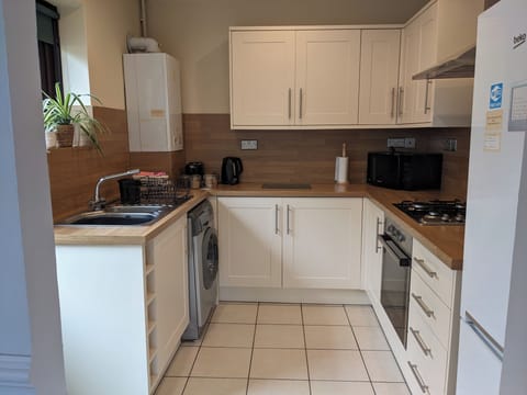 Cottage | Private kitchen | Fridge, electric kettle, toaster, cookware/dishes/utensils