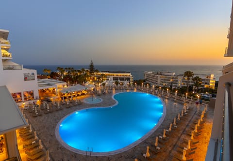 Indoor pool, seasonal outdoor pool, pool umbrellas, sun loungers