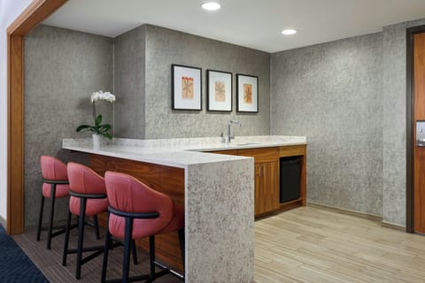 6 bars/lounges, rooftop bar