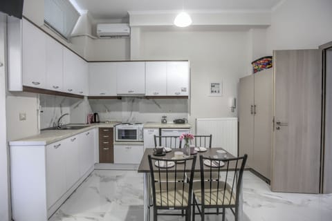 Family Apartment | Private kitchen | Mini-fridge, microwave, toaster oven, cookware/dishes/utensils