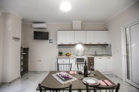 Family Apartment | Private kitchen | Mini-fridge, microwave, kitchen islands