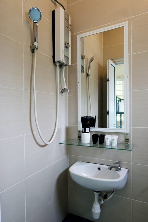 Family Room | Bathroom | Shower, free toiletries, hair dryer, bidet