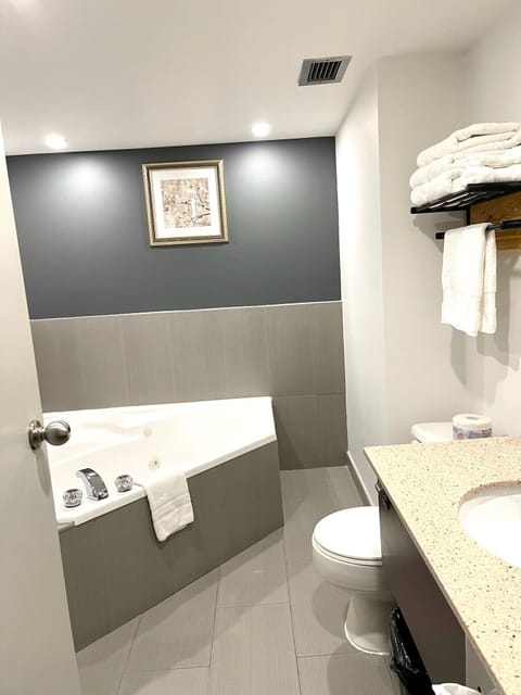 Suite, 1 Queen Bed, Non Smoking, Jetted Tub | Bathroom | Combined shower/tub, free toiletries, hair dryer, towels