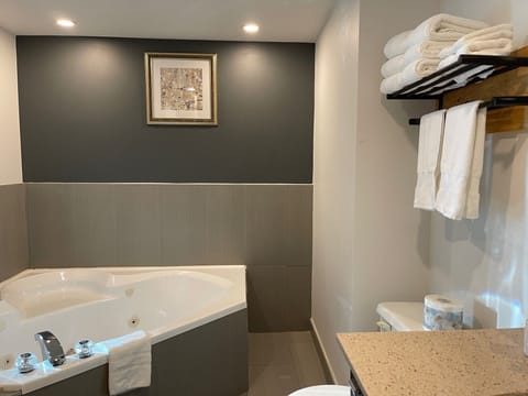 Suite, 1 Queen Bed, Non Smoking, Jetted Tub | Jetted tub