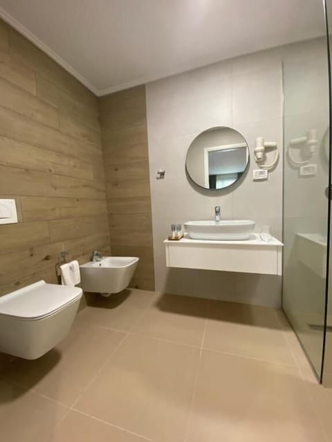 Family Suite | Bathroom | Shower, rainfall showerhead, free toiletries, hair dryer