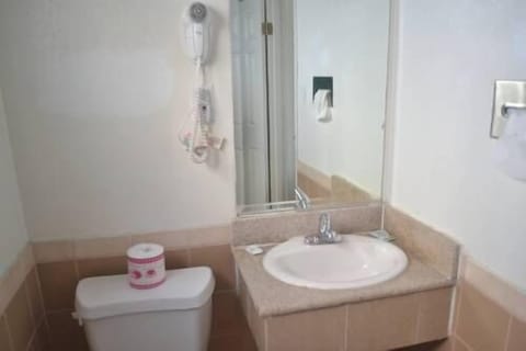 Basic Single Room | Bathroom | Combined shower/tub, hair dryer, towels