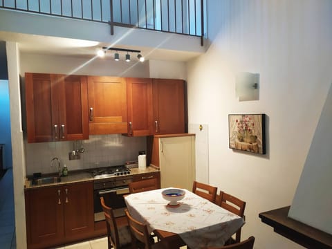 House, 2 Bedrooms, Fireplace, City View | Interior