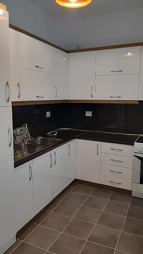 Apartment, 2 Bedrooms | Private kitchen | Fridge, oven, stovetop