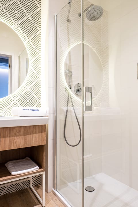 Deluxe Triple Room | Bathroom | Shower, rainfall showerhead, free toiletries, hair dryer