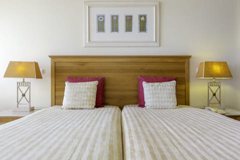 Twin Room, Sea View | In-room safe, bed sheets