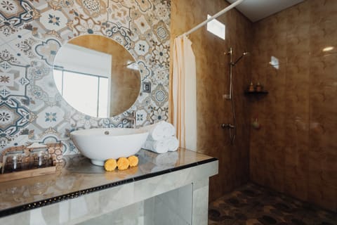 Deluxe Double Room, Garden View | Bathroom | Shower, bidet, towels, soap