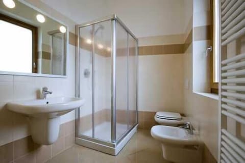 Room | Bathroom | Shower, free toiletries, hair dryer, bidet